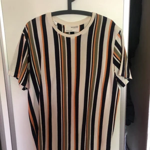 Sommar T-shirt - En randig sommar T-shirt från Selected Homme som är i bra skick😁 Använd 1 gång 