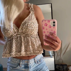 Topp - Säljer denna sjukt fina och populära toppen från shein💕💕 Säljer pågrund av att den inte kommer till användning längre! Storlek S. Säljer för 150+frakt, om flera är intresserade blir det budgivning💕 Att köpa direkt går även men för ett lite dyrare pris! (Första och sista bilden är lånade!)