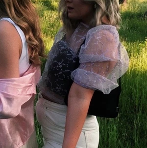 Lila mesh blus  - Lila mesh blus från Gina tricot men broderade blommor🤍