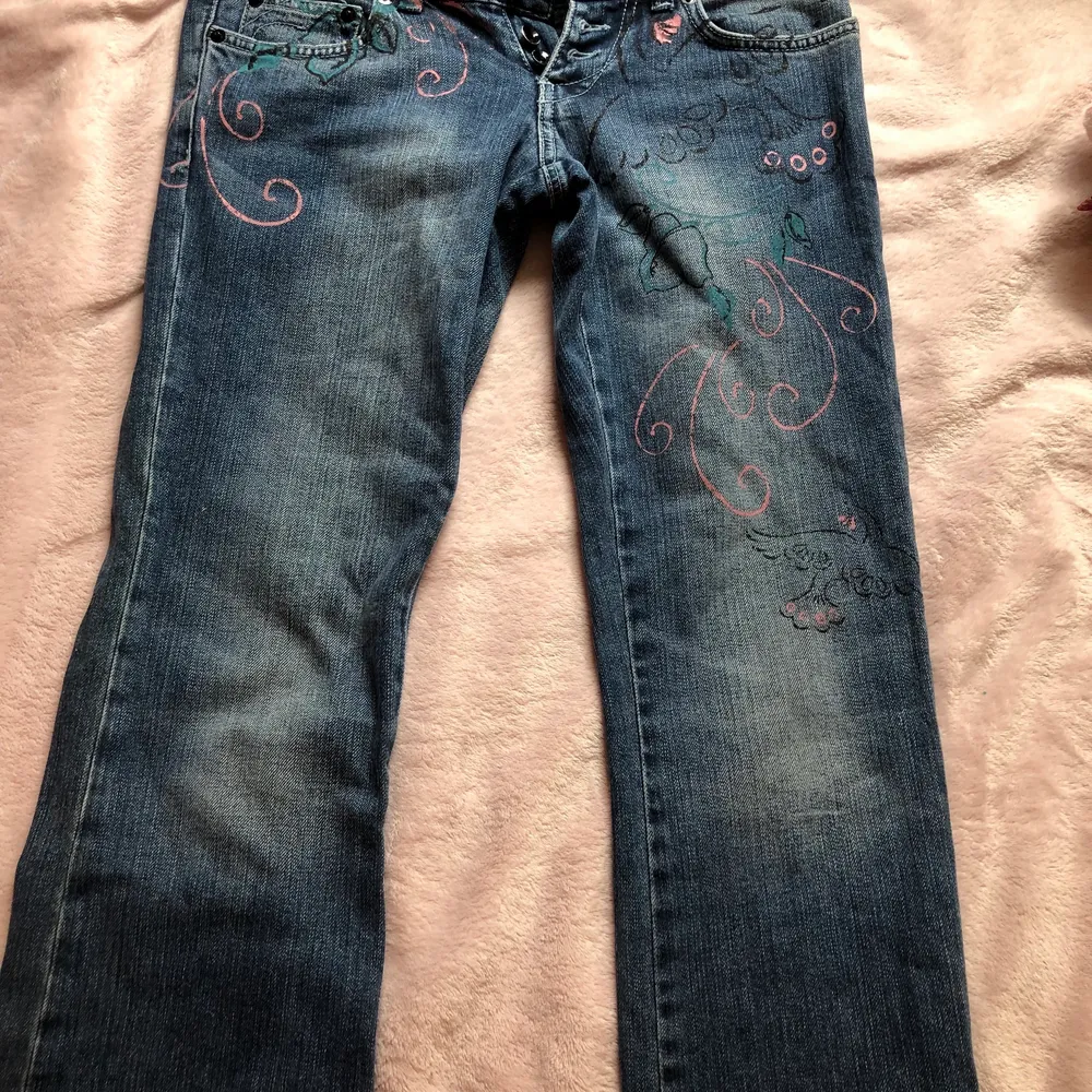 Jeans med 2000-tal stil!! Passar Small och Medium . . Jeans & Byxor.