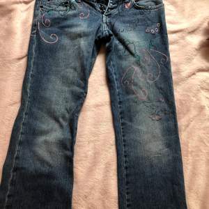 Jeans med 2000-tal stil!! Passar Small och Medium . 