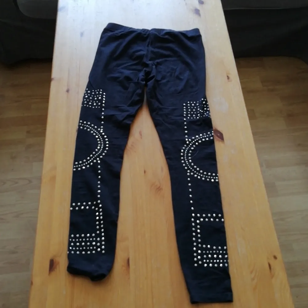 Byxorna är inte mörkblå, de är svarta.  Kontakta mig ifall du är intresserad av att köpa fler kläder av mig för en kombinerad frakt. . Jeans & Byxor.