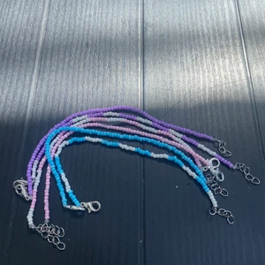 Armband   - Jättefina armband till sommaren. Kan göras i andra färger också om så önskas🦋 20 kr styck ☀️