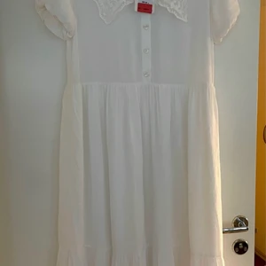 Zara klänning  - Fin sommarklänning från Zara i färgen vit  Med broderad krage  Aldrig använd då prislappen sitter kvar  Perfekt till en tillställning som midsommar Storlek S