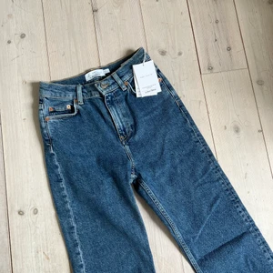 Helt nya & other stories jeans  - Helt nya & Other stories jeans med lappar kvar, storlek 24 (XS). Raka i modellen, lite tajtare över rumpan/ låren. Nypris: 690kr 