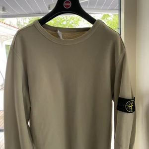 Stone island tröja beige - Stone tröja använd fåtal gånger Köpt på NK i Stockholm Enda flawet är att necktagen lossnat, vet ej hur då tröjan knappt är använd men går enkelt att sy tillbaka. Kan tänka mig att gå ner i pris vid snabb affär