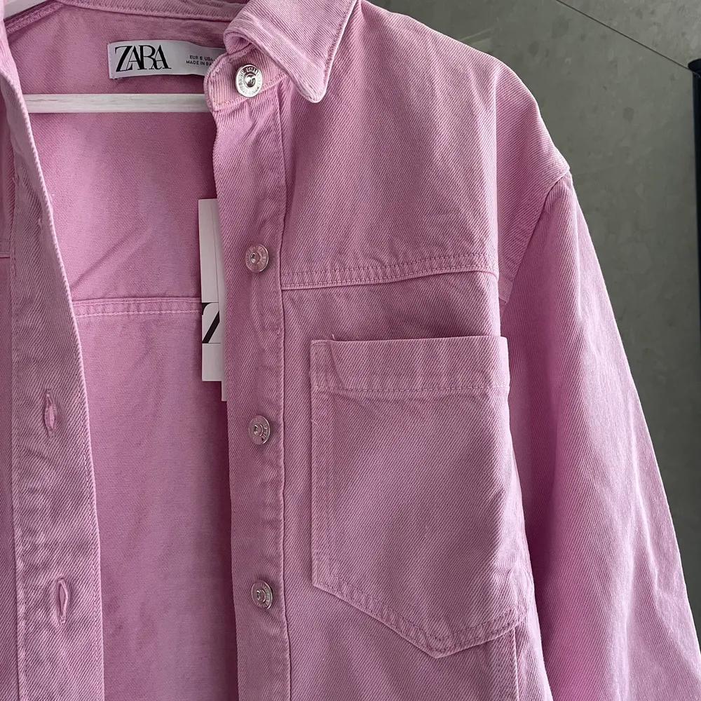Baby rosa/ pastell rosa jeans jacka från zara Aldrig använd, säljer pga trivdes inte så mycket i färgen rosa. Storlek M. Jackor.