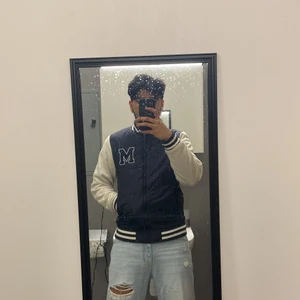 Varsity jacka - Rensar garderoben helt och hållet för att få plats för nya kläder, allt är i bra skick!!  Köparen står för frakten som kommer kosta lite extra bara!