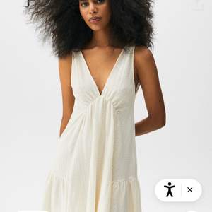 Säljer denna supersnygga klänningen pga för stor💕 pris kan diskuteras vid snabb affär💞