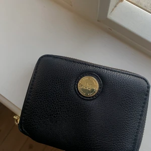 Don Donna plånbok - Säljer min fina plånbok från Don Donna. Köpt för några år sedan men är knappt använd, den är som ny!!!  Kommer tyvärr inte till någon användning vilket är synd eftersom den är så fin! Pris kan såklart diskuteras och fler bilder kan man självklart få! 