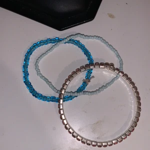 Armband - Säljer 1 för 15 och alla 3 för 30💞🙌 ( Fraktar i ett vanlig kuvär, då ligger frakten på 14kr. Det fanns ej som alternativ) Kolla gärna på mina andra smycken!