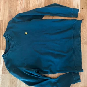 Crewneck, Lyle and Scott  - Mörk grön Lyle and scott crewneck i storlek M herr. Super fint skick använd max 4 gånger. 