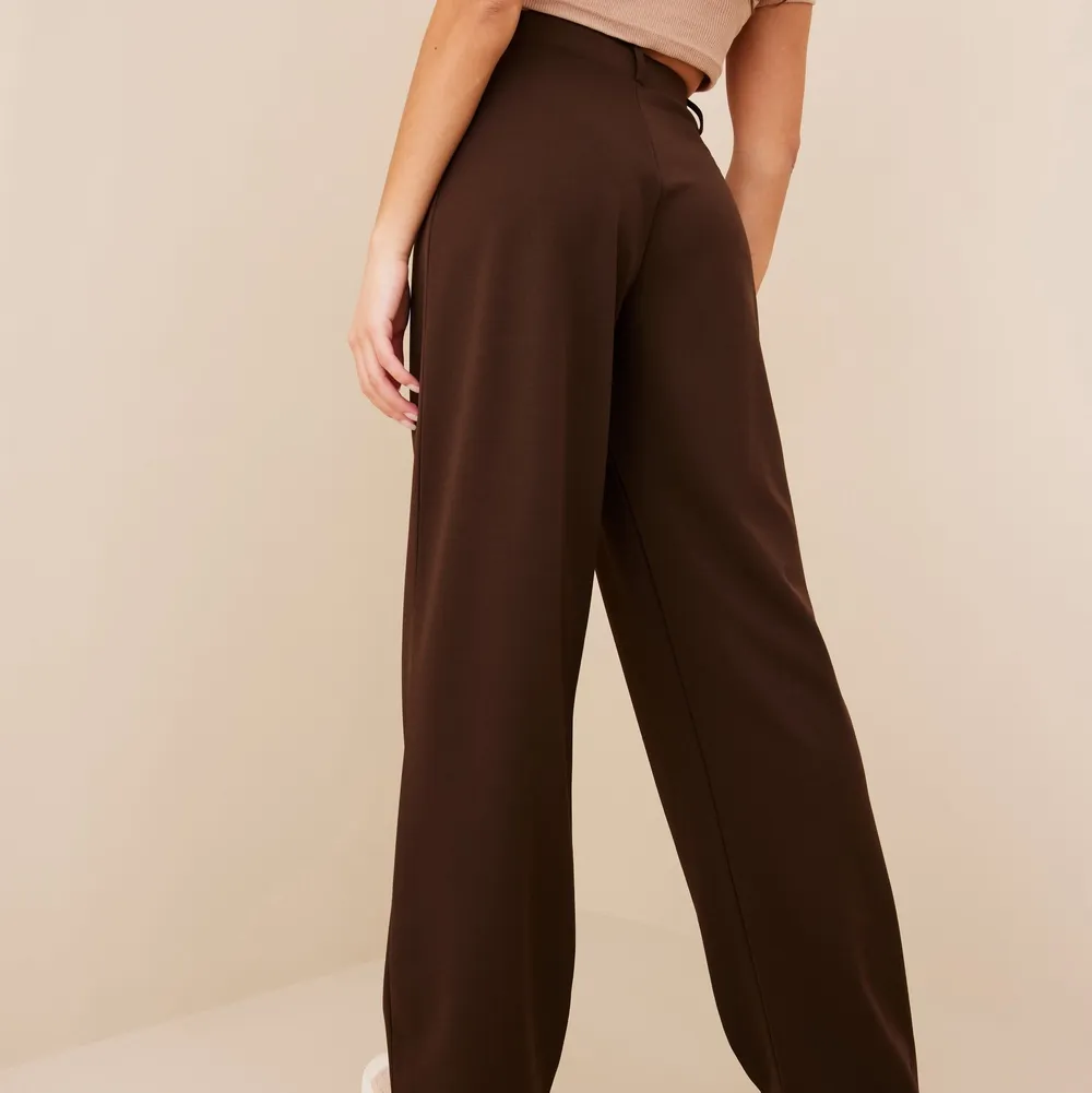 Snygga byxor från nelly i en trendig brun färg. Super sköna. Obs fraktar endast och tar endast swish. . Jeans & Byxor.