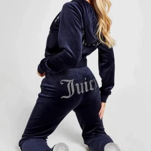 Juicy set - Hej jag säljer mitt juicy set. Har använt de max 3-4 ggr, så i nyskick. Tycker att de sitter lite för tajt på mig som är lite större i bysten och låren. De är storlek S i båda delarna, priset är självklart diskuterbart. Hör av dig om du undrar något annat