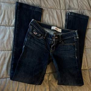Säljer dessa jätte fina jeans från Hollister, då de är för små för mig. Low waist, 24x31. Anvämda fåtal gånger så i bra skick. Frakt ingår!