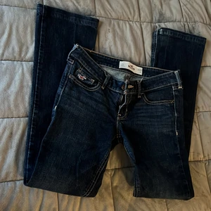 Hollister jeans - Säljer dessa jätte fina jeans från Hollister, då de är för små för mig. Low waist, 24x31. Anvämda fåtal gånger så i bra skick. Frakt ingår!