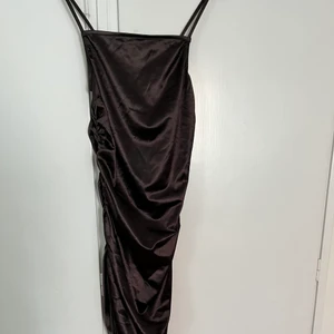 Brun ”scrunch” satin klänning - Festlig klänning från HM. Använd 1 gång. Köparen står för frakt.