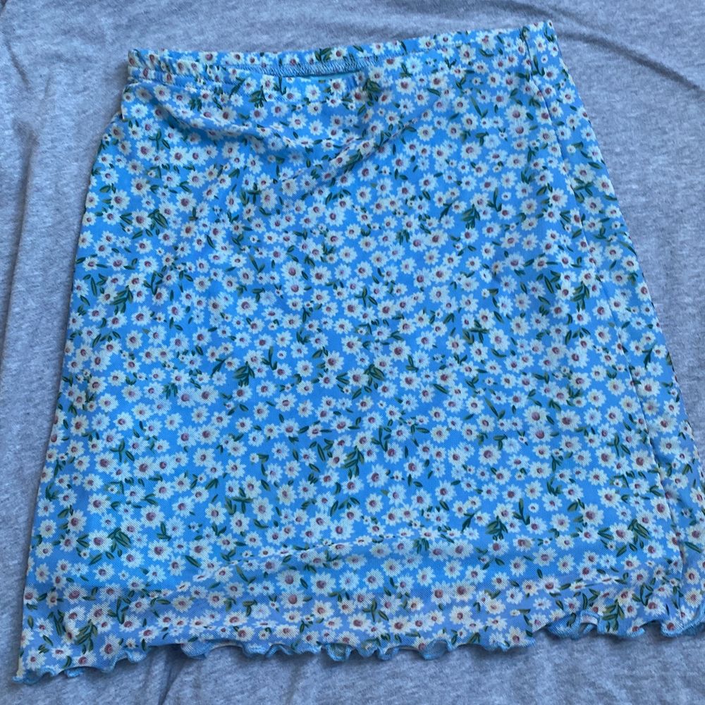 Det här är en blommig kjol som jag har köpt på shein💓Det är bra kvalitet och skönt material☺️Jag är 162cm och den är lite över mina knän. Kjolar.