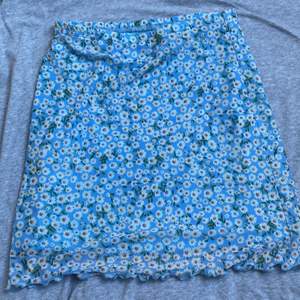 Det här är en blommig kjol som jag har köpt på shein💓Det är bra kvalitet och skönt material☺️Jag är 162cm och den är lite över mina knän