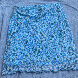 Blommig kjol - Det här är en blommig kjol som jag har köpt på shein💓Det är bra kvalitet och skönt material☺️Jag är 162cm och den är lite över mina knän