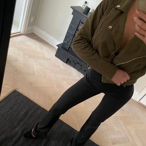 Mörkgrön mocka jacka  - Supersnygg i topp skick jacka i mocka perfekt till våren och sommarkvällar! 