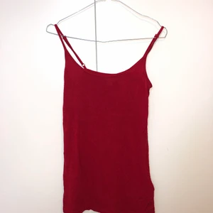 Rött linne - Vanligt rött linne, axelband går att ändra längd på.