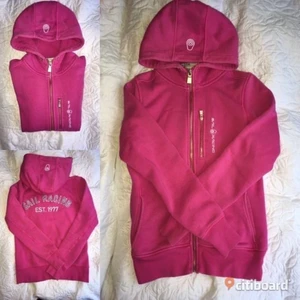 Sail rasing hoodie rosa - Här har jag en rosa sail rasing hoodie som är i en gammal modell. Först bilden är inte min men den va lik min hoodie som kommer på dom andra bilderna. Jätte bra skick. Inte jätte mycket använd.(kontakta mig om detaljer eller bilder) BARA SWISH FUNKAR!