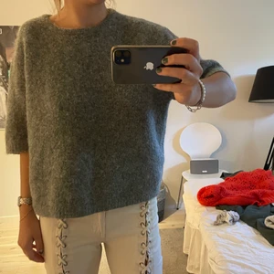 Stickad T-shirt - En stickad grå T-shirt från Lindex, helt perfekt till en svalare sommarkväll! Funkar till skola som fest! Många intresserade, lägg ett bud eller köp direkt för 400kr