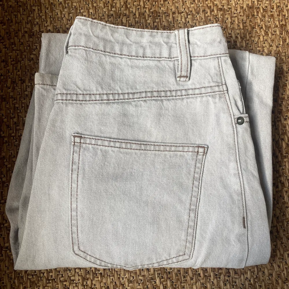 Flare jeans från ASOS. Använda Max 4 ggr och sitter super snyggt! Säljes pga för små. . Jeans & Byxor.