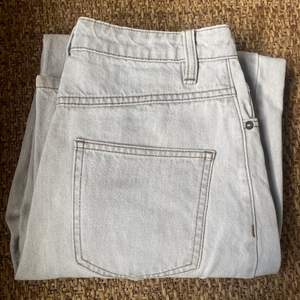 Flare jeans från ASOS. Använda Max 4 ggr och sitter super snyggt! Säljes pga för små. 