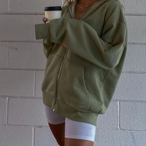 Grön zip hoodie - Jättemysig grön ziphoodie. Använd en gång och därav nyskick. Jättenajs en kylig sommarkväll. Säljer då den är lite för liten för mig💞 världens finaste och trendiga gröna färg! Du kan själv välja spårbar eller icke spårbar frakt!