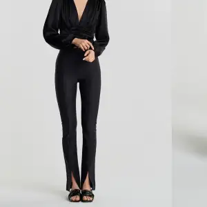 Svarta trousers med slits från Gina Tricot. Aldrig använda, bara provade. Storlek XXS💘 97% polyester, 3% elastan