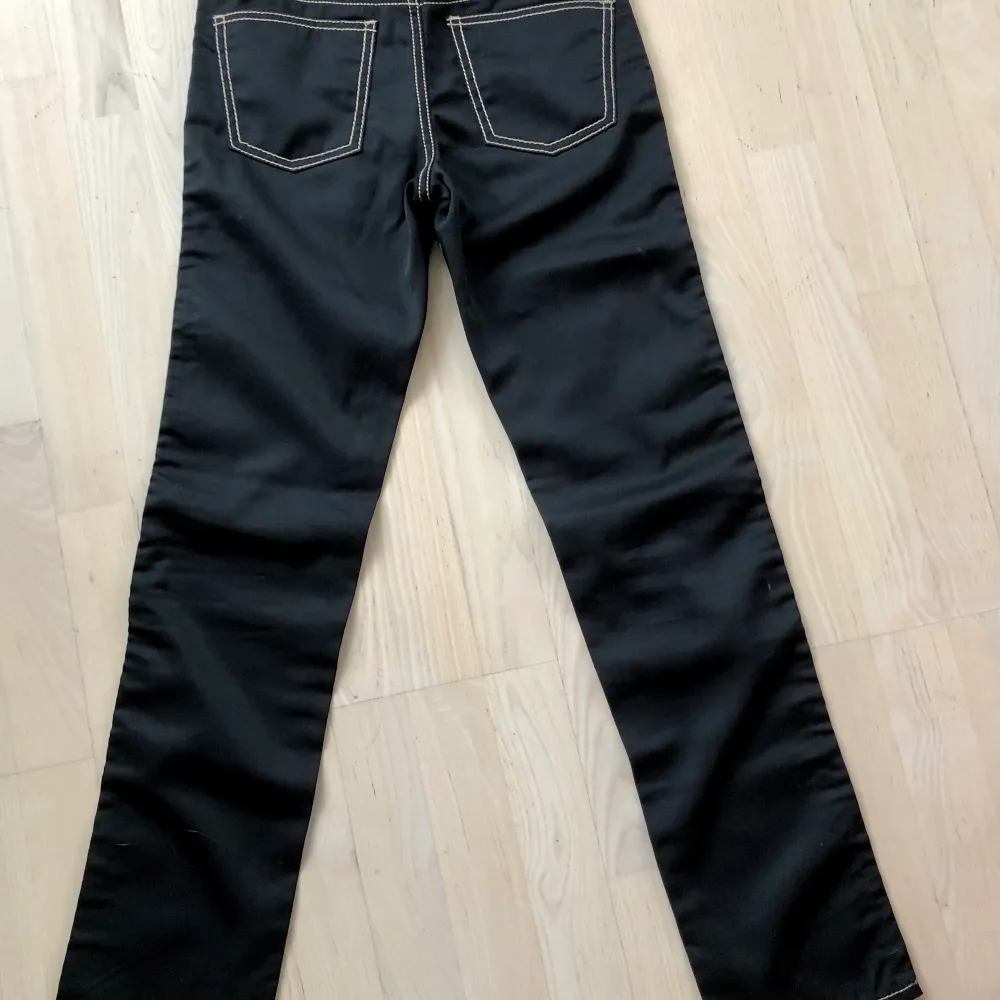 Ett par svarta jeans mycket gott skick använda ett fåtal gånger. Storlek 27/32.. Jeans & Byxor.