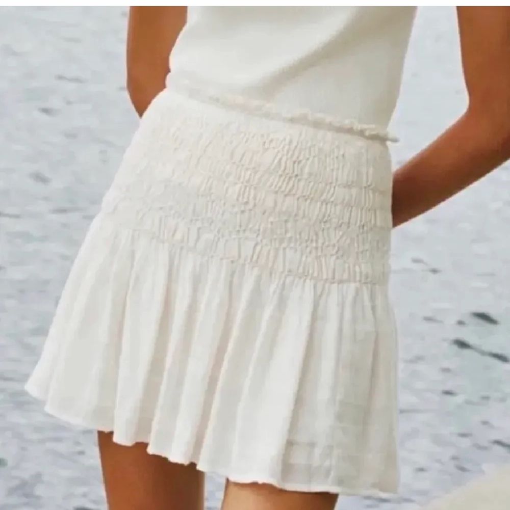 Intressekoll på denna jättefina vita kjol från zara i fint skick. Säljer då den inte längre kommer till användning och det är synd att låta den ligga i garderoben. kontakta vid frågor 💗. Kjolar.