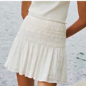 Intressekoll på denna jättefina vita kjol från zara i fint skick. Säljer då den inte längre kommer till användning och det är synd att låta den ligga i garderoben. kontakta vid frågor 💗