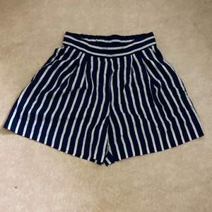Börkblå-randiga shorts, strl 36