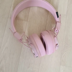 Urbanears 2 - On-ears med 30+ timmars trådlös speltid! Vilar skönt mot öronen och kan vikas ihop! Köpt för 700 kr december 2021 och sparsamt använd   Vegansk 🌱           Köparen står för frakt 🛍                                         Är öppen för att diskutera pris! 😁