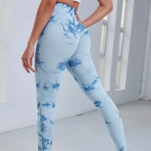 Träningstights från shein - Säljer ett par träningstights i storlek S från shein som är extremt sköna och stretchiga 😍🤌 spårbar frakt tillkommer på 66kr!