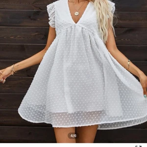 Vit klänning  - Jättesöt vit klänning som sitter jättefint förutom att den var lite stor på mig. Det är storlek M längden är som på bilden. Jag säljer för 100+ frakt ( 45 ). Fler bilder om ni är intresserade, den är perfekt för skolavslutning eller student mm