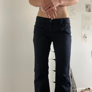 Brandy Melville ”Brielle Pants” - Säljer nu mina brandy melvillle-byxor i modellen Brielle. Sååå snygga och i nyskick men de är en aningen för stora för mig som brukar ha 34 i byxor. Dessa står som storlek Medium men jag skulle säga Small till en liten Medium beroende på hur du vill att de ska sitta☺️ De är för långa för mig som är 164😢 Byxorna är mid/low waist och är raka längs ner som ni ser på bild 3:-) Superfina byxor med tjockt material som håller länge, jag har haft dem i några månader men de är som nya! Skriv vid frågor☺️💕