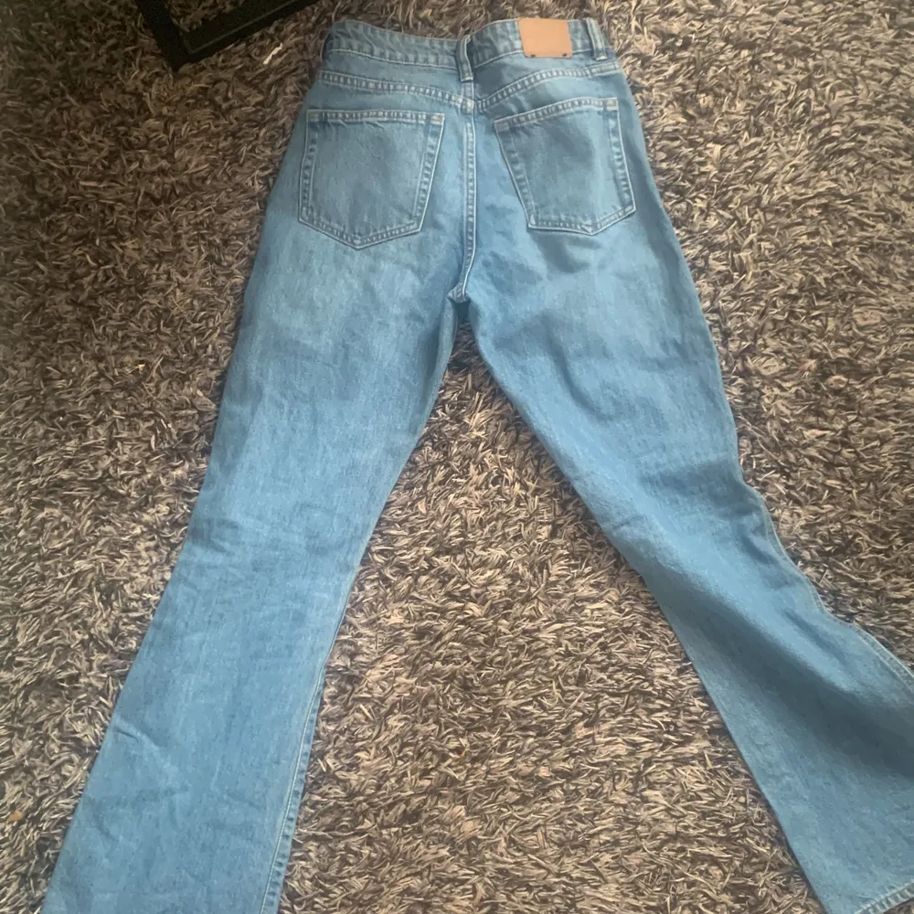 Jätte snygga lågmidjade jeans i modellen ”Sway” ifrån Weekend i storlek W25 L32 bootcut. Jeans & Byxor.