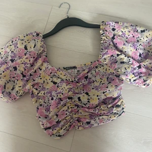Blommig tröja - Säljer denna blommiga tröja från Gina, endast använd 1 gång 