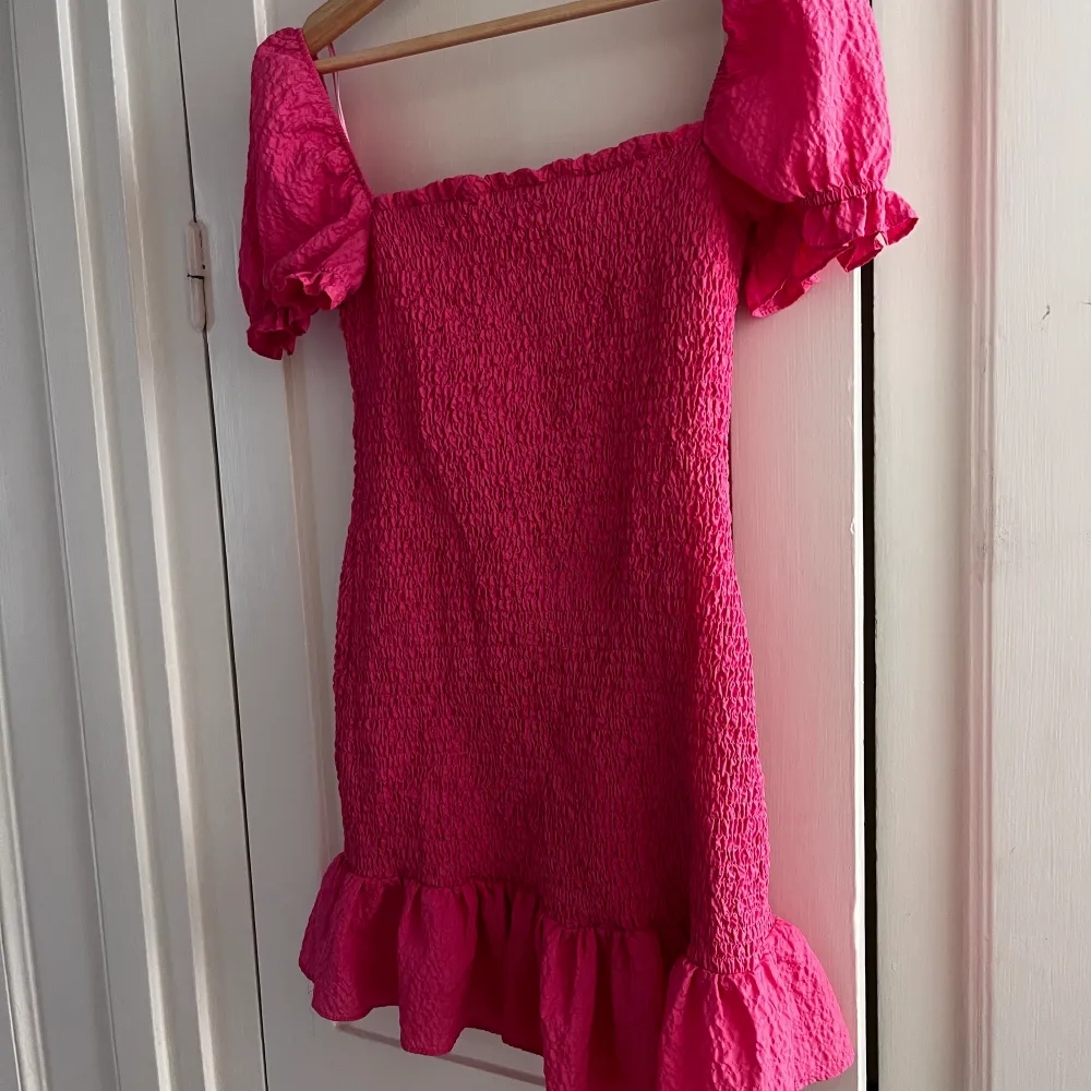 Säljer nu denna söta sommar klänning från zara i en sjukt härlig rosa färg💖 Passar mig som har storlek S, men även XS!. Klänningar.
