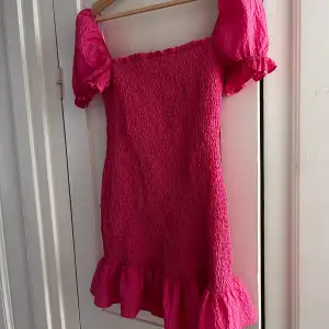 Säljer nu denna söta sommar klänning från zara i en sjukt härlig rosa färg💖 Passar mig som har storlek S, men även XS!