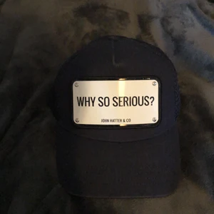 John Hatter keps - En keps i 8/10 skick. Ingen box tillhör. Kepsen är mörklblå. Priset är inklusive frakt.
