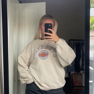 Beige sweatshirt  - Beige sweatshirt från Gina Tricot! Den är i storlek XL men skulle mer säga att den är en oversized M. 