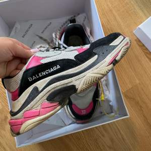 Fina Balenciaga triple S. Storlek 37, men som känt större i storleken så passar en 38.  Låda och intyg medföljer. 