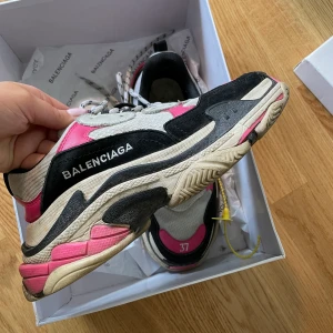 Balenciaga triple S  - Fina Balenciaga triple S. Storlek 37, men som känt större i storleken så passar en 38.  Låda och intyg medföljer. 