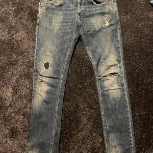 Dondup jeans  - Dondup jeans i storleken 31. Jeansen är i väldigt bra skick och bara använda ett fåtal gånger.