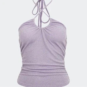 Festtopp bikbok  - Säljer denna dösnygga glittriga toppen från bikbok. Passar till typ allt😍 Sitter tajt men är också väldigt stretchig (banden går att ha på två olika sätt)❤️ 